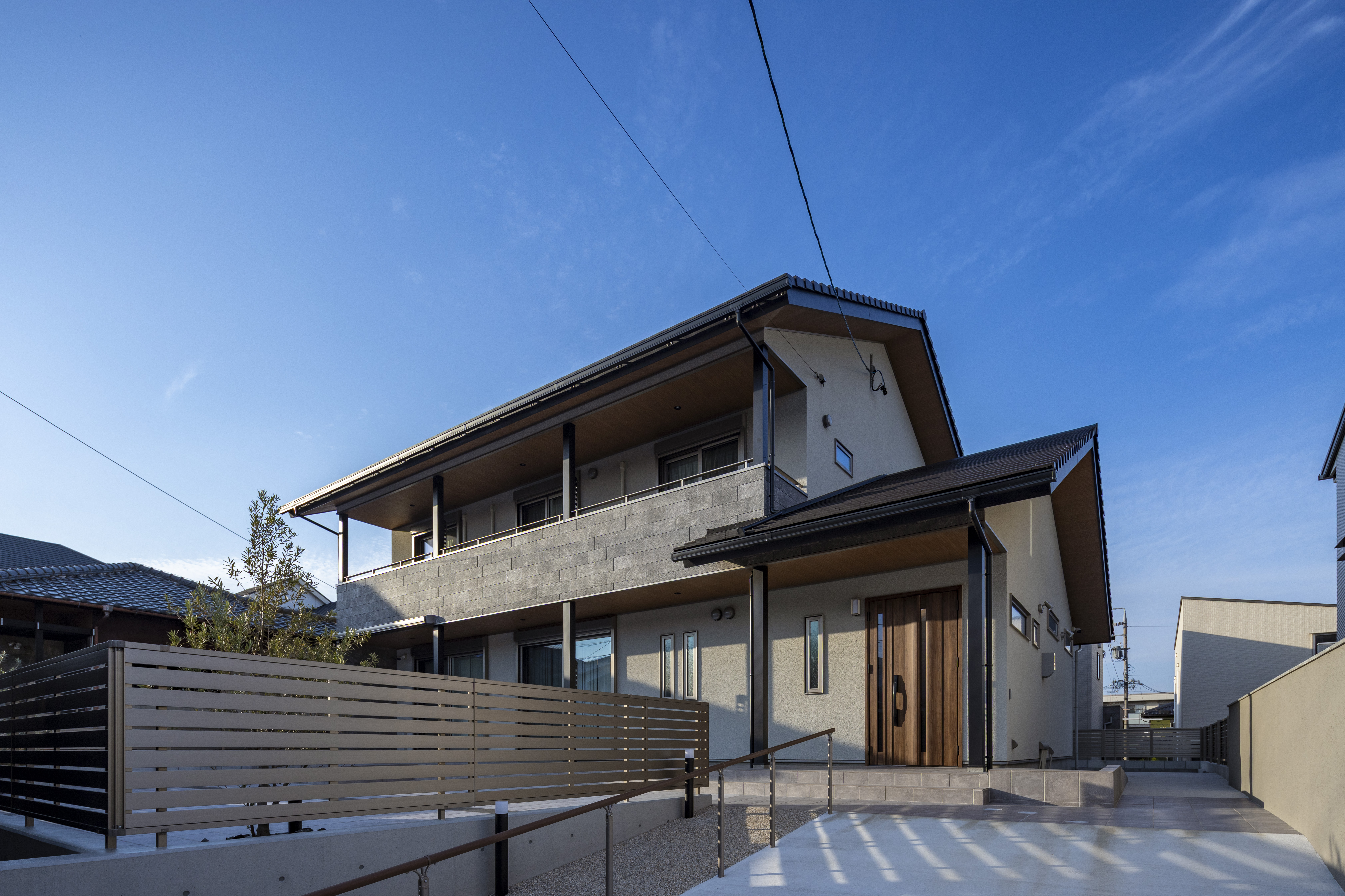 邸宅感のあるシックな家 画像