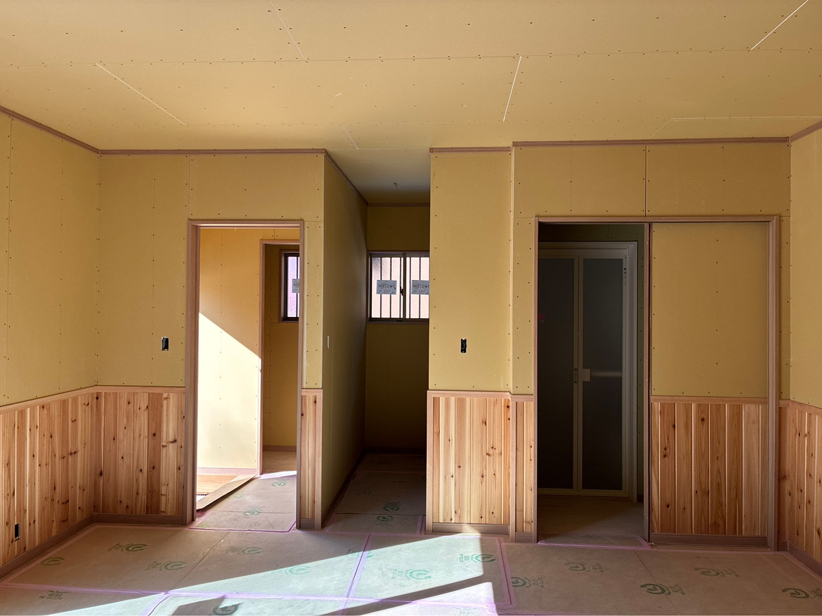 木の温もりを活かした宿舎の腰板施工 画像