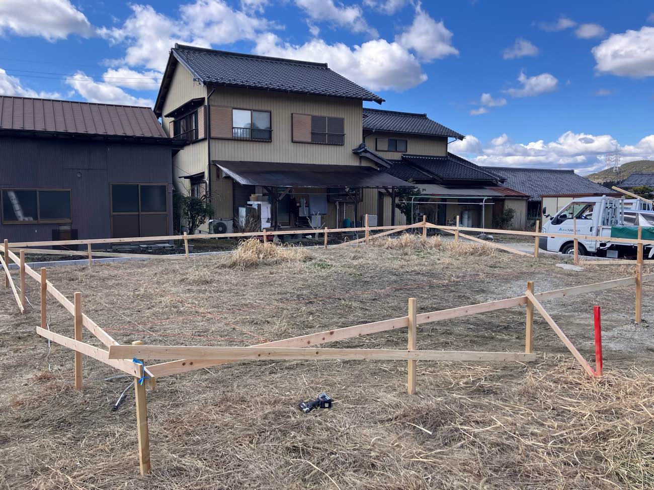 住まいの輪郭をつくる。丁張作業の現場から 画像