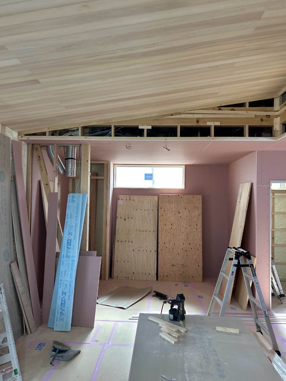木のぬくもりを感じるモデルハウスを建築中 画像