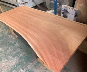 Mahogany Table（素敵なマホガニーのテーブル） アイキャッチ画像
