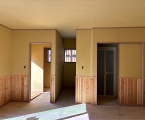 木の温もりを活かした宿舎の腰板施工 アイキャッチ画像