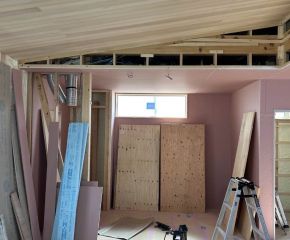 木のぬくもりを感じるモデルハウスを建築中 アイキャッチ画像