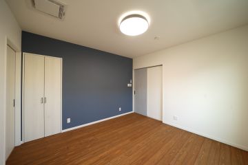 寝室にぴったりなリラックス効果のあるネイビーのアクセントクロスを採用
