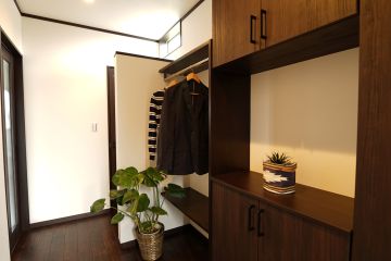 室内に花粉や黄砂などを持ち込まない様、玄関にコート掛けを設置