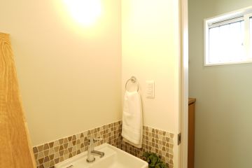 手洗いスペースのタイルは、LIXIL コロリート 台形平ネット