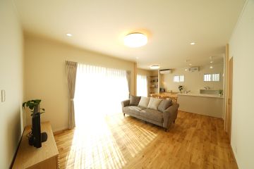 硬質で耐久性・耐水性の高いナラの無垢フローリングを採用