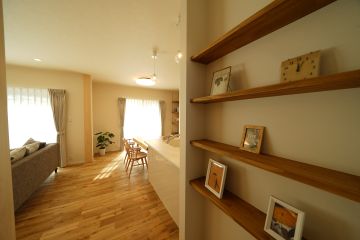 家族写真やお気に入りのインテリアを飾れるディスプレイスペース