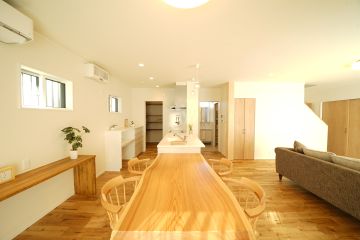 ダイニング横のマルチカウンターはリビング学習やパソコンスペースに