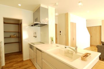 開放感を出しつつ、お料理の油跳ねや匂いの広がりを抑えるセミフラットキッチン