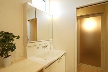 暮らし易さを考え、脱衣所と洗面所を別々に