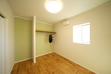 扉のないオープンクローゼットで出し入れが楽々に