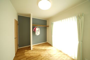 大人になっても飽きの来ないシックなアクセントクロス