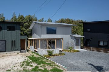 シルバーの屋根材やガルバリウム外壁で、個性を出しつつ洗練された雰囲気に