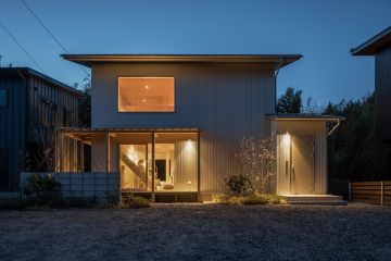 夜には、大きな窓から漏れる光が外観のアクセントに
