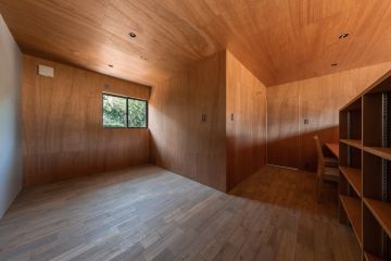 壁と建具の色味を合わせ、フラットな空間に