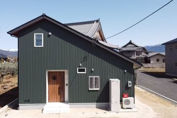 お洒落で目を引くモスグリーンのガルバリウム外壁