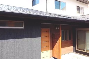 アクセントウォールで玄関まわりに温かみをプラス