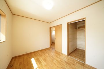 心地よい無垢フローリングの寝室