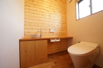 壁材は消臭効果が期待できる無垢材を採用