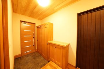 羽目板天井で温もりのある玄関ホールに