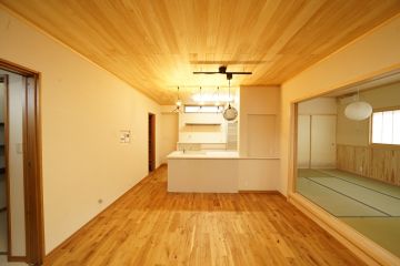 空間を明るく広く見せるホワイトのキッチンを採用