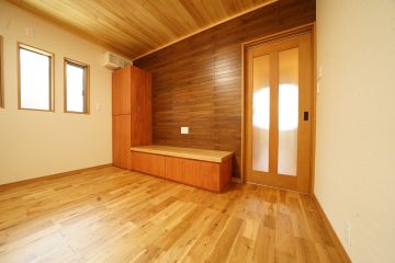 ダークブラウンのアクセントウォールがシックな空間を演出