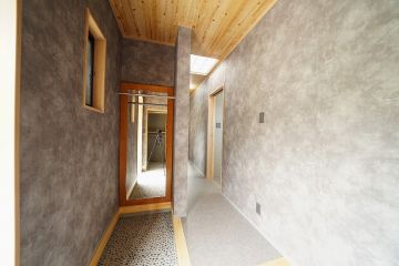 お出掛け前に身だしなみチェックができる全身鏡を設置