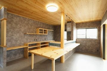 カウンターにもテーブルにもなる造作テーブル