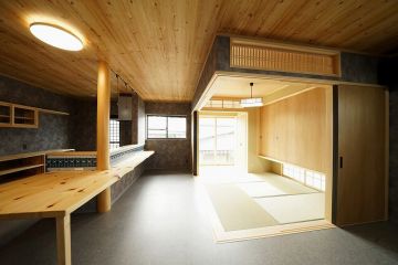 日本の伝統的な和風建築を用いた縁側や欄間のある畳コーナー