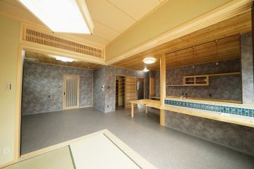 グレーを基調とした空間に馴染むブラックのコンセント・スイッチを採用