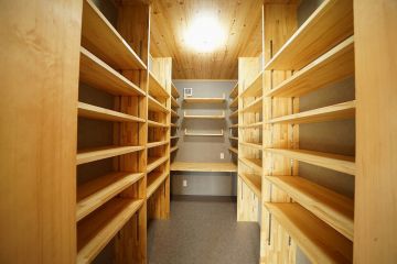 収納たっぷりの書斎