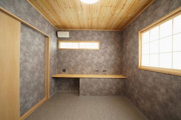 障子窓から優しい光が入る寝室