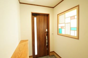 ダークグレーの玄関タイルで高級感のある空間に