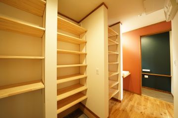 シューズクロークの横には手洗い場を設置し、帰宅後すぐに手洗いが出来る環境に