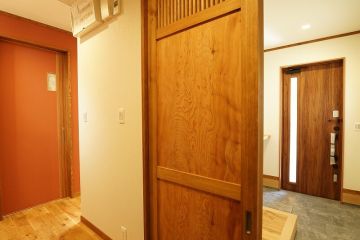 玄関から見える建具は、和モダンな雰囲気にマッチするこだわりのオーダーメイド品