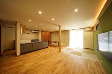 耐久性・耐水性の高いナラの無垢フローリングを採用