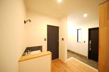 ブラックで統一した建具やスイッチカバーがスタイリッシュな空間を演出