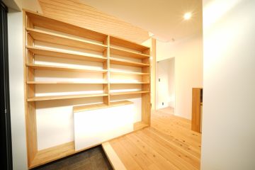 玄関は、出し入れ楽々オープン収納型を設置