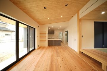 冷暖房効率の影響を最小限に抑えつつ、開放感を出す1.5寸の緩やかな勾配天井