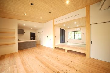 モノトーンの空間に、木の温もり感がよく映えます