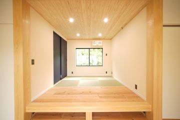 畳スペースは、空間にメリハリをつける小上がりタイプを採用