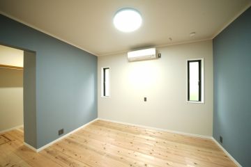 主寝室は、リラックス効果が有り睡眠の質を向上させるネイビーのアクセントクロスを採用