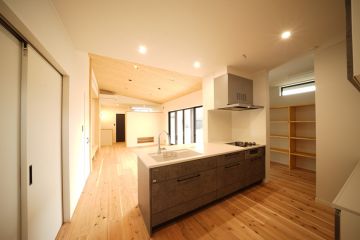 家族の様子が良く見える直線型のLDK