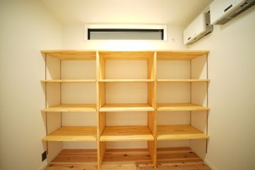 パントリーの棚は、深すぎず浅すぎず使い勝手の良い450㎜の奥行きに