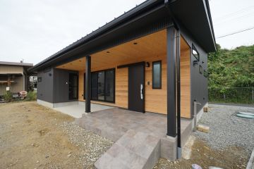 杉のアクセントウォールと軒天が高級感と温もりを外観にプラス