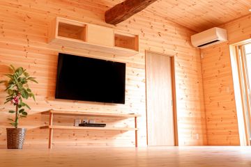 パイン材で施工されたLDKは、ログハウスのようなくつろぎの空間