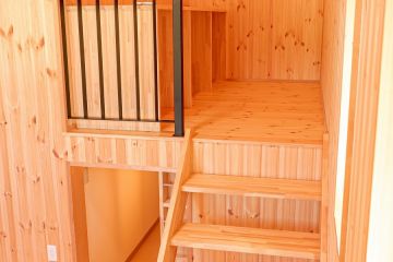 隠れ家のようなスキップフロアを寝室に設置