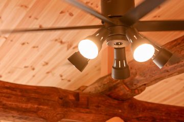 味のある古材の梁が、空間のアクセントに