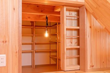 スキップフロアの下段は、収納スペースに